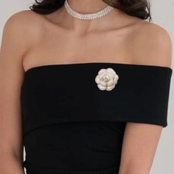 Camellia flower brooch pin in white color with small beads - Picture 1 of 5